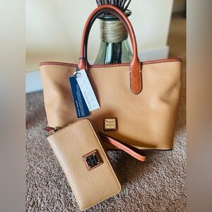 LIKE NEW-Dooney & Bourke Tote Matching Wallet in Desert with tags used 1-2x